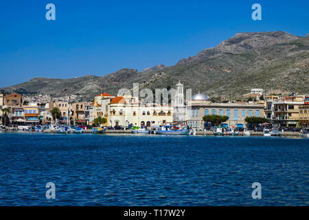 Il porto di Pothia, con il suo stile Italiano case, Kalymnos, Dodecaneso, Grecia Foto Stock