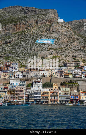 Il porto di Pothia, con il suo stile Italiano case, Kalymnos, Dodecaneso, Grecia Foto Stock