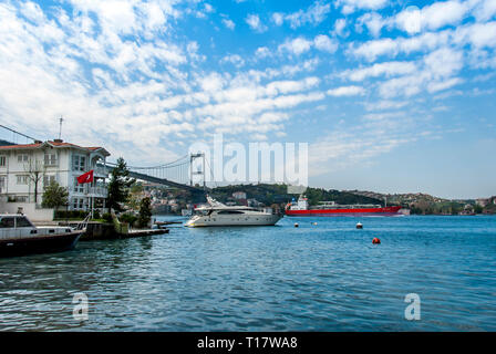 Istanbul, Turchia, 17 Aprile 2006: Palazzi sul Bosforo, Ponte sul Bosforo, nave, barche, Kanlica Foto Stock
