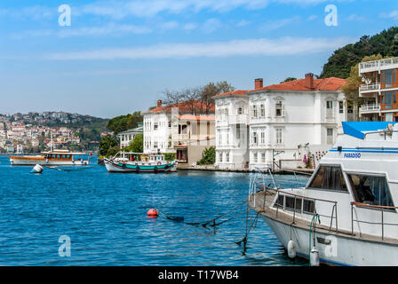 Istanbul, Turchia, 17 Aprile 2006: Palazzi sul Bosforo, barche, Kanlica Foto Stock