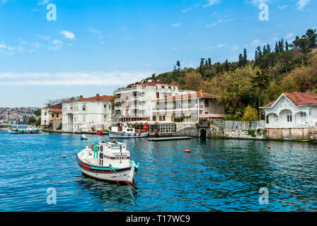 Istanbul, Turchia, 17 Aprile 2006: Palazzi sul Bosforo, barche, Kanlica Foto Stock