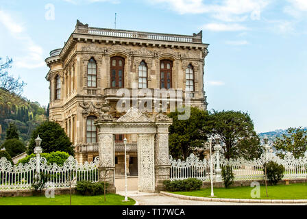 Istanbul, Turchia, 17 Aprile 2006: Palazzi sul Bosforo, Kucuksu Kasri, Anadolu Hisari Foto Stock
