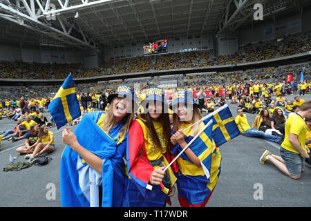 Stoccolma 20180707 ventole svedese della Coppa del Mondo di quarto di finale tra Sweden-England che è stato mostrato su un grande schermo al Tele 2 arena di Stoccolma durante la Coppa del Mondo FIFA. Foto Jeppe Gustafsson Foto Stock