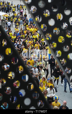 Stoccolma 20180707 ventole svedese durante la Coppa del Mondo di quarto di finale tra Sweden-England che è stato mostrato su un grande schermo al Tele 2 arena di Stoccolma durante la Coppa del Mondo FIFA. Foto Jeppe Gustafsson Foto Stock