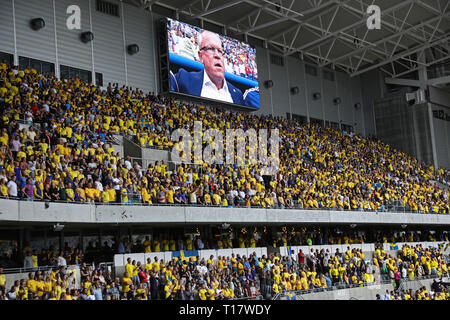 Stoccolma 20180707 ventole svedese della Coppa del Mondo di quarto di finale tra Sweden-England che è stato mostrato su un grande schermo al Tele 2 arena di Stoccolma durante la Coppa del Mondo FIFA. Foto Jeppe Gustafsson Foto Stock