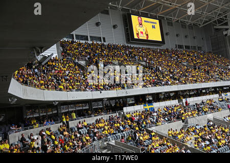 Stoccolma 20180707 ventole svedese durante la Coppa del Mondo di quarto di finale tra Sweden-England che è stato mostrato su un grande schermo al Tele 2 arena di Stoccolma durante la Coppa del Mondo FIFA. Foto Jeppe Gustafsson Foto Stock