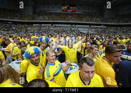 Stoccolma 20180707 ventole svedese durante la Coppa del Mondo di quarto di finale tra Sweden-England che è stato mostrato su un grande schermo al Tele 2 arena di Stoccolma durante la Coppa del Mondo FIFA. Foto Jeppe Gustafsson Foto Stock