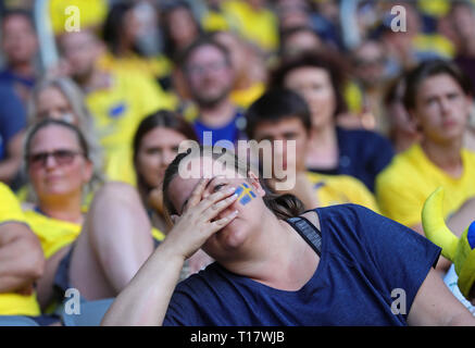 Stoccolma 20180707 ventole svedese durante la Coppa del Mondo di quarto di finale tra Sweden-England che è stato mostrato su un grande schermo al Tele 2 arena di Stoccolma durante la Coppa del Mondo FIFA. Foto Jeppe Gustafsson Foto Stock