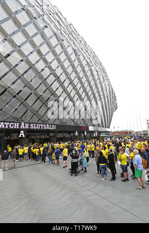 Stoccolma 20180707 ventole svedese durante la Coppa del Mondo di quarto di finale tra Sweden-England che è stato mostrato su un grande schermo al Tele 2 arena di Stoccolma durante la Coppa del Mondo FIFA. Foto Jeppe Gustafsson Foto Stock