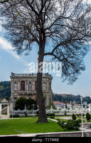 Istanbul, Turchia, 17 Aprile 2006: Palazzi sul Bosforo, Kucuksu Kasri Foto Stock