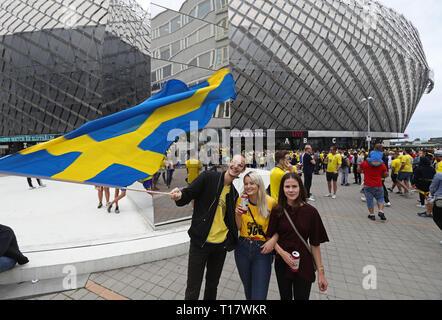 Stoccolma 20180707 ventole svedese durante la Coppa del Mondo di quarto di finale tra Sweden-England che è stato mostrato su un grande schermo al Tele 2 arena di Stoccolma durante la Coppa del Mondo FIFA. Foto Jeppe Gustafsson Foto Stock