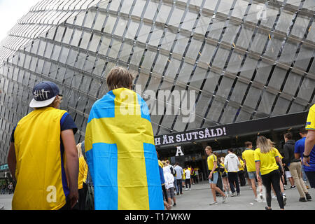 Stoccolma 20180707 ventole svedese durante la Coppa del Mondo di quarto di finale tra Sweden-England che è stato mostrato su un grande schermo al Tele 2 arena di Stoccolma durante la Coppa del Mondo FIFA. Foto Jeppe Gustafsson Foto Stock