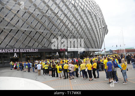 Stoccolma 20180707 ventole svedese durante la Coppa del Mondo di quarto di finale tra Sweden-England che è stato mostrato su un grande schermo al Tele 2 arena di Stoccolma durante la Coppa del Mondo FIFA. Foto Jeppe Gustafsson Foto Stock