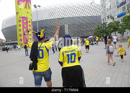 Stoccolma 20180707 ventole svedese durante la Coppa del Mondo di quarto di finale tra Sweden-England che è stato mostrato su un grande schermo al Tele 2 arena di Stoccolma durante la Coppa del Mondo FIFA. Foto Jeppe Gustafsson Foto Stock