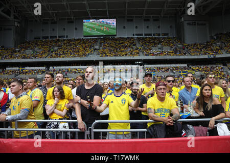 Stoccolma 20180707 ventole svedese durante la Coppa del Mondo di quarto di finale tra Sweden-England che è stato mostrato su un grande schermo al Tele 2 arena di Stoccolma durante la Coppa del Mondo FIFA. Foto Jeppe Gustafsson Foto Stock