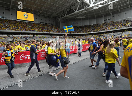 Stoccolma 20180707 ventole svedese durante la Coppa del Mondo di quarto di finale tra Sweden-England che è stato mostrato su un grande schermo al Tele 2 arena di Stoccolma durante la Coppa del Mondo FIFA. Foto Jeppe Gustafsson Foto Stock