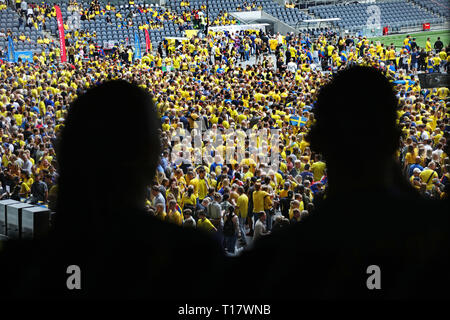 Stoccolma 20180707 ventole svedese durante la Coppa del Mondo di quarto di finale tra Sweden-England che è stato mostrato su un grande schermo al Tele 2 arena di Stoccolma durante la Coppa del Mondo FIFA. Foto Jeppe Gustafsson Foto Stock