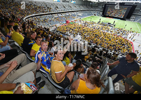 Stoccolma 20180707 ventole svedese durante la Coppa del Mondo di quarto di finale tra Sweden-England che è stato mostrato su un grande schermo al Tele 2 arena di Stoccolma durante la Coppa del Mondo FIFA. Foto Jeppe Gustafsson Foto Stock