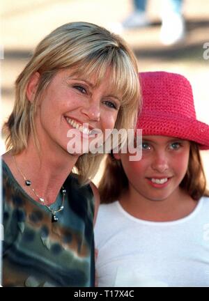 LOS ANGELES, CA. 02 novembre 1997: cantante Olivia Newton-John & figlia Chloe Rose Lattanzi presso l'Environmental Media Awards di Los Angeles. Foto Stock
