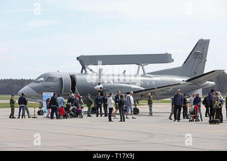 20180505 MALMSLÄTT sorveglianza aeromobili ASC890 (Saab 340) durante un "militare giorno' a Malmen appena al di fuori di Linköping. Foto Jeppe Gustafsson Foto Stock