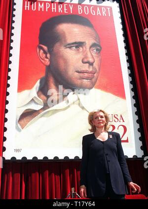 LOS ANGELES, CA. Luglio 31, 1997: attrice Lauren Bacall alla cerimonia di inaugurazione a Hollywood per il nuovo francobollo in onore del suo ex marito, attore Humphrey Bogart. Foto Stock