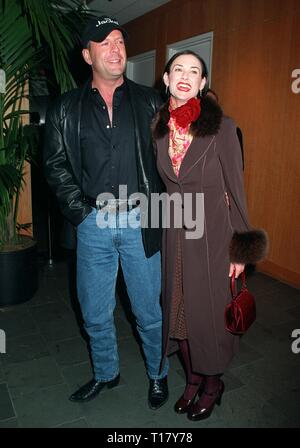 LOS ANGELES, CA. 10 novembre 1997: attore Bruce Willis & attrice moglie Demi Moore al mondo premiere, in Beverly Hills, del suo nuovo film "Jackal.' Willis stelle nel film con Richard Gere. Foto Stock