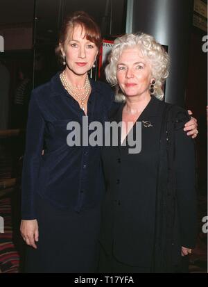 LOS ANGELES, CA. Dicembre 18, 1996: 18Dec96: attrici Helen Mirren (sinistra) & Fionnula Flanagan presso il Los Angeles premeire del loro nuovo filmato, 'Some Madre del Figlio". Foto Stock