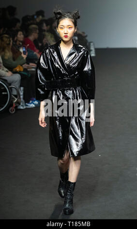 Seoul, Corea del Sud. 24 Mar, 2019. Un modello presenta una creazione del designer Park Yoon-Hee durante il 2019 Seoul Fashion Week di Seoul, Corea del Sud, 24 marzo 2019. Credito: Lee Sang-ho/Xinhua/Alamy Live News Foto Stock