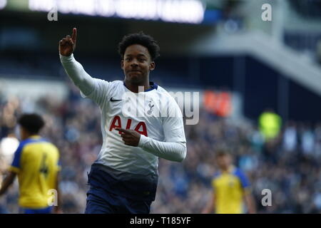 Londra, Regno Unito. 24 mar 2019. J'Neil Bennett di Tottenham celebrare il primo obiettivo del nuovo stadio durante sotto 18 Premier League tra Tottenham Hotspur U18 e Southampton U18 a Tottenham Hotspur stadium, Londra, Inghilterra il 24 Mar 2019 Credit: Azione Foto Sport/Alamy Live News Foto Stock