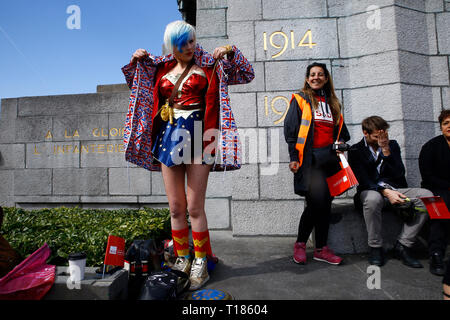 Bruxelles, Belgio. Il 24 marzo 2019. I dimostranti marzo come essi detengono le bandiere della Unione Europea durante un pro-Unione europea di dimostrazione. Credito: ALEXANDROS MICHAILIDIS/Alamy Live News Foto Stock