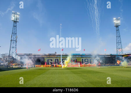 DEVENTER, stadio De Adelaarshorst, 24-03-2019 , Stagione 2018 / 2019 , olandese Keuken Kampioen Divisie. Atmosfera in stadiumn durante la partita andare avanti Eagles - Twente Foto Stock