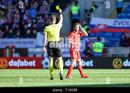 Cardiff, Regno Unito. 24 Mar, 2019. Joe Allen del Galles riceve un cartellino giallo durante il 2020 UEFA Euro il qualificatore di gruppo e match tra Galles e Slovacchia al Cardiff City Stadium di Cardiff, Galles il 24 marzo 2019. Foto di Ken scintille. Solo uso editoriale, è richiesta una licenza per uso commerciale. Nessun uso in scommesse, giochi o un singolo giocatore/club/league pubblicazioni. Credit: UK Sports Pics Ltd/Alamy Live News Foto Stock