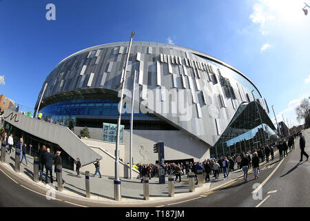 Londra, Regno Unito. 24 mar 2019. Vista generale al di fuori del Tottenham Hotspur stadium prima di kick off. Tottenham Hotspur U18's v Southampton U18's , il primo evento di prova presso la nuova stazione di Tottenham Hotspur Stadium di Londra domenica 24 marzo 2019. Questa immagine può essere utilizzata solo per scopi editoriali. Solo uso editoriale, è richiesta una licenza per uso commerciale. Nessun uso in scommesse, giochi o un singolo giocatore/club/league pubblicazioni . pic da Steffan Bowen Credito: Andrew Orchard fotografia sportiva/Alamy Live News Foto Stock