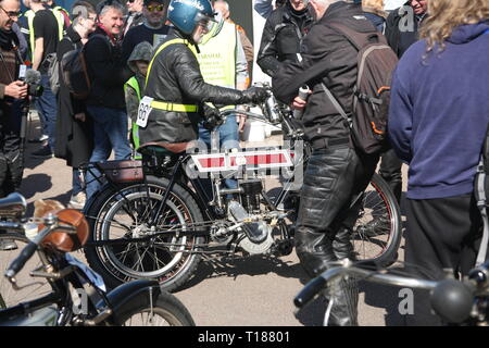 Brighton, Regno Unito, 24 marzo 2019. Centinaia di veterano motocicli prendere parte all'ottantesimo Pioneer corrono tra Epsom e Brighton. Essi fine a Madeira Drive in Brighton, dove circa 300 biciclette di età compresa tra i 105 - 123 anni di raccogliere. Credito: Roland Ravenhill/Alamy Live News Foto Stock