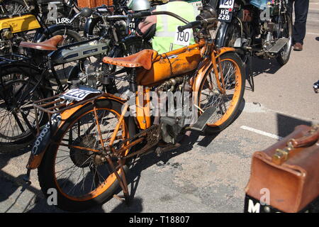 Brighton, Regno Unito, 24 marzo 2019. Centinaia di veterano motocicli prendere parte all'ottantesimo Pioneer corrono tra Epsom e Brighton. Essi fine a Madeira Drive in Brighton, dove circa 300 biciclette di età compresa tra i 105 - 123 anni di raccogliere. Credito: Roland Ravenhill/Alamy Live News Foto Stock