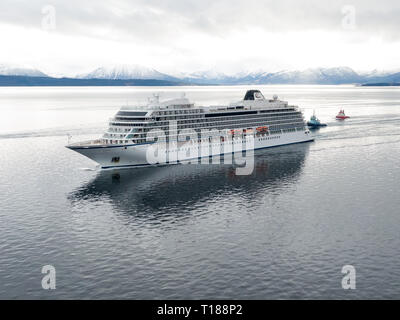 Molde, Norvegia. Il 24 marzo 2019. Nave da crociera "Viking Sky arriva al porto di Molde dal proprio vapore, fiancheggiata da barche rimorchiatore. 24 ore prima la nave ha perso tutta la potenza del motore e deviati in una tempesta per diverse ore dalla costa norvegese. Credito: Tore Saetre/Alamy Live News Foto Stock