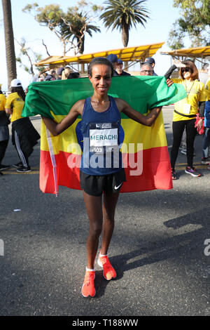 Los Angeles, California, USA. Il 24 marzo 2019. Etiopia's Askale Merachi con il suo paese di bandiera drappeggiato sulle spalle dopo aver vinto la gara femminile è presso il Los Angeles Marathon a Los Angeles, la California e l'impostazione di un record di gara con un tempo di 2 ore, 24 minuti, 12 secondi. Credito: Sheri Determan/Alamy Live News Foto Stock