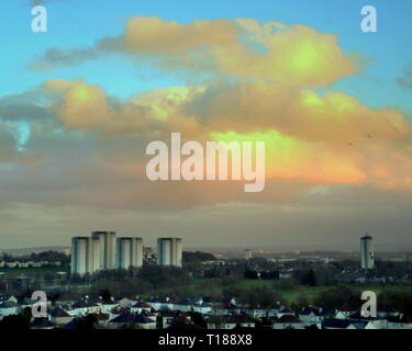 Glasgow, Scotland, Regno Unito, 24 marzo, 2019, UK Meteo:tempo caldo inizia a comparire con la promessa di un pennacchio africana portando condizioni atmosferiche migliori rispetto a quelli di fine. Credito: Gerard Ferry/Alamy Live News Foto Stock