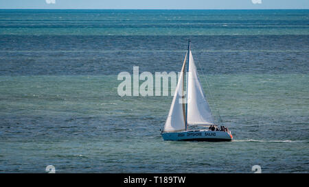 Testa di Bray, Irlanda. Il 24 marzo 2019 la barca a vela che fa il suo modo in mare. Credito: Vitaliy Tuzov/Alamy Live News Foto Stock