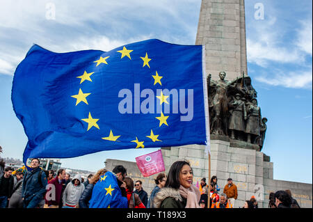 Bruxelles, Brabante Settentrionale, Belgio. 24 Mar, 2019. Una donna è visto tenendo una bandiera dell'UE di fronte al monumento alla piazza Poulaert durante la protesta.Un giorno prima dell'anniversario del Trattato costitutivo dell'Unione europea, i cittadini e le organizzazioni della società civile hanno preso le strade di Bruxelles per rendere un supporto e due mesi prima delle elezioni europee. Il mese di marzo è stato organizzato dalla piattaforma insieme, un'iniziativa lanciata da un alleanza di progressiva dei gruppi politici di tutta Europa. Credito: ZUMA Press, Inc./Alamy Live News Foto Stock