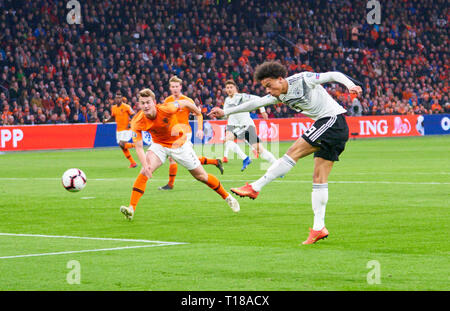 Amsterdam, Paesi Bassi. 24 Mar, 2019. Leroy SANE, DFB 19 punteggi, germogli obiettivo per 0-1 PAESI BASSI - GERMANIA Importante: DFB regolamenti vietano qualsiasi uso di fotografie come sequenze di immagini e/o quasi-video. La qualificazione per i Campionati Europei quali EM, 2020 stagione 2018/2019, Marzo 24, 2019 a Amsterdam, Paesi Bassi. Credito: Peter Schatz/Alamy Live News Foto Stock