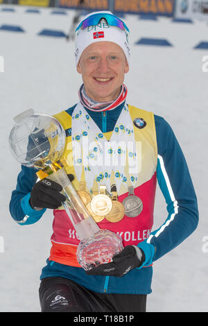 BMW IBU Coppa del Mondo di Biathlon. 24 marzo 2019 Johannes Thingnes Boe di Norvegia con medaglie e trofeo credito: Nigel Waldron/Alamy Live News Foto Stock