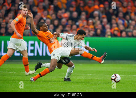 Amsterdam, Paesi Bassi. 24 Mar, 2019. Denzel DUMFRIES, NL 22 competere per la palla, affrontando, duello, intestazione zweikampf, azione, lotta contro Serge GNABRY, DFB 20 PAESI BASSI - GERMANIA Importante: DFB regolamenti vietano qualsiasi uso di fotografie come sequenze di immagini e/o quasi-video. La qualificazione per i Campionati Europei quali EM, 2020 stagione 2018/2019, Marzo 24, 2019 a Amsterdam, Paesi Bassi. Credito: Peter Schatz/Alamy Live News Foto Stock