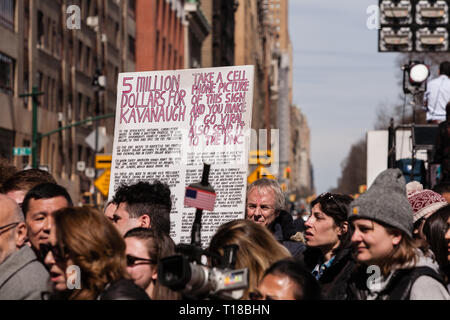 New York, Stati Uniti d'America. 24 Mar, 2019. New York, NY - 24 Marzo 2019. Il senatore Kirsten Gillibrand (D-NY) ha organizzato una campagna presidenziale rally su Central Park di New York ad ovest di fronte al Trump Hotel e la torre. Un uomo in mezzo alla folla con un grande segno che chiede il comitato nazionale Democratic di indagare Brett Kavanaugh. Credit: Ed Lefkowicz/Alamy Live News Foto Stock