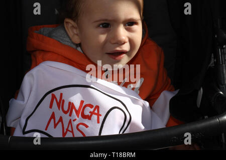 Buenos Aires, Argentina. Il 24 marzo 2019. Migliaia di persone in corteo per la XLIII anniversario del colpo di stato militare che ha lasciato 30.000 mancante in Buenos Aires, Argentina. ( Credito: Néstor J. Beremblum/Alamy Live News Foto Stock