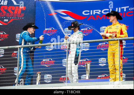 Austin, Texas, Stati Uniti d'America. 24 Mar, 2019. Colton Herta #88 prende la vittoria (Centro 1st) Josef Newgarden #02 (sinistra 2nd) e Ryan Hunter-Reay #28 (destra 3rd) celebrare vincendo in Indycar Classic, il circuito delle Americhe di Austin, Texas. Mario Cantu/CSM/Alamy Live News Foto Stock