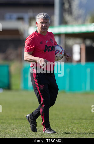 Dartford, Kent, Regno Unito. Il 24 marzo 2019. Man Utd coaching personale durante la FAWSL 2 corrispondenza tra Charlton Athletic donne e il Manchester United donne presso Oakwood, Old Rd, Crayford, Dartford Kent, DA1 4DN il 24 marzo 2019. Foto di Andy Rowland. Credito: Andrew Rowland/Alamy Live News Foto Stock