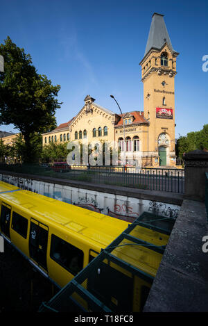 Berlino. Germania. Kulturbrauerei a Schönhauser Allee, Prenzlauer Berg, ex birreria, ora un centro culturale con un U Bahn treno che viaggia sulla U2 Foto Stock