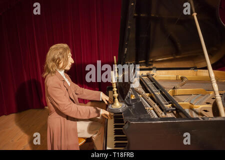 Fryderyk Chopin cera figura, compositore e pianista polacco suonare pianoforte a Tumulo di Kosciuszko museum di Cracovia in Polonia, polacco strada libera a cron Foto Stock