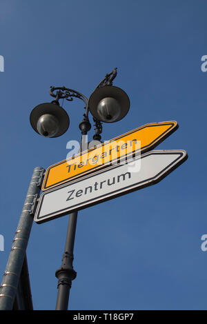 La vecchia strada lampada, segni di direzione Zentrum und Tiergarten di Berlino, Germania Foto Stock